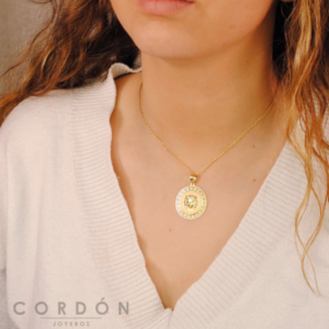 colgante-medusa-borde-greca-oro-amarillo-18k-27mm