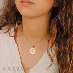 colgante-medusa-borde-greca-oro-amarillo-18k-20mm