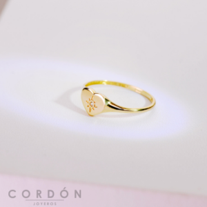 anillo-sello-corazon-circonita-7x9mm -oro-amarillo-18k