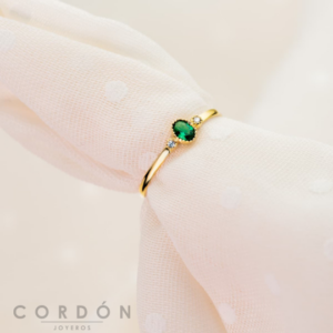 anillo-circonitas-y-piedra-verde-oro-amarillo-18k